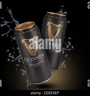 Wakefield, Royaume-Uni, 29 novembre 2020 : bière irlandaise populaire à la pression Guinness en boîte d'aluminium sur fond noir Banque D'Images