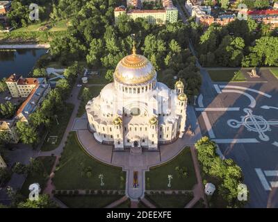 Kronstadt. Russie. Cathédrale navale de Nikolaï, vue depuis le sommet d'un drone. Photo de haute qualité Banque D'Images
