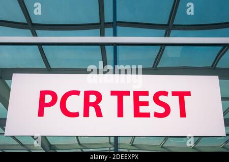 Signez le test PCR en gros plan à l'hôpital Banque D'Images