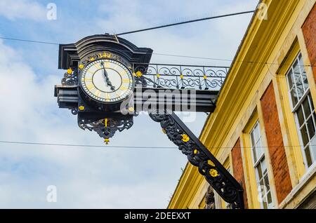 Horloge de la ville de Winchester datant du XVIIIe siècle, située dans l'ancien Guildhall de High Street. Winchester, Hampshire, Angleterre, Royaume-Uni, Europe Banque D'Images