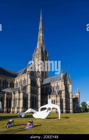 Angleterre, Wiltshire, Salisbury, Cathédrale de Salisbury et Henry Moore Sculpture intitulée « large inclinable Figure » en date de 1983 Banque D'Images