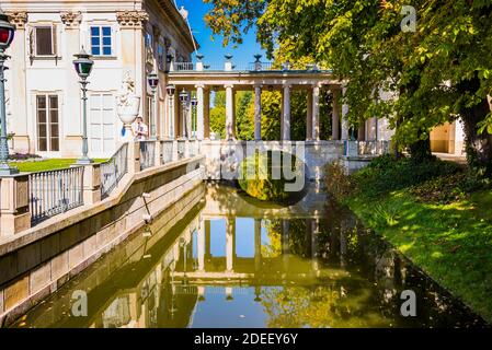 Des ponts à colonnades emblématiques relièrent le palais au parc environnant. Le Palais sur l'île, Pałac Na Wyspie, également connu sous le nom de Palais des bains, Pałac Łaz Banque D'Images