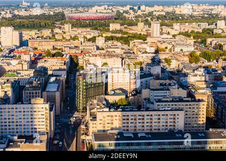 Vue sur l'est de varsovie. Le monumental Palais de la Culture et de la Science montre son ombre sur la ville. Varsovie, Pologne, Europe Banque D'Images