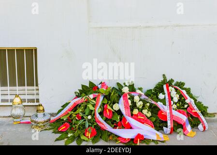 Des couronnes de fleurs déposées en mémoire dans les couleurs du drapeau de la pologne. Varsovie, Pologne, Europe Banque D'Images