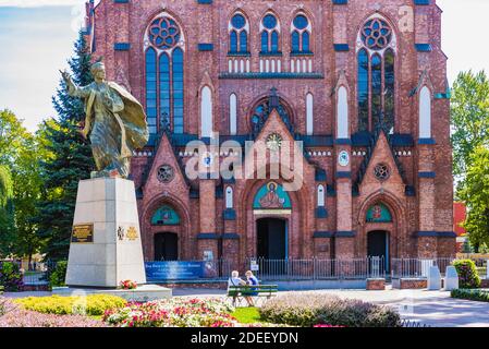 Mémorial du Père Ignacy Jan Skorupka, en arrière-plan la cathédrale Saint-Florian, ou la cathédrale Saint-Michel l'Archange et Saint-Florian le M. Banque D'Images