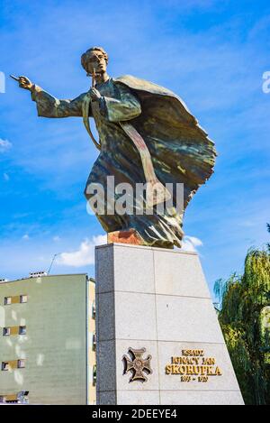 Le monument du révérend Ignace Skorupka a été réalisé par un sculpteur Andrzej Renes. Il a été dévoilé le 13 août 2005 devant la cathédrale Saint-M. Banque D'Images