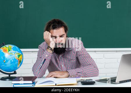 sommeil énerm. apprendre le sujet. retour à l'école. joyeux jour aux enseignants. homme brutal avec costume de barbe. éducation informelle. étudiant assis en classe pendant la leçon. réussir l'examen. Banque D'Images