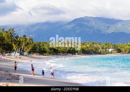 Une plage tropicale à Mati, Davao Oriental, Philippines Banque D'Images