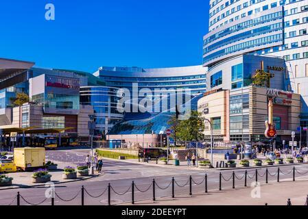 Le Zlote Tarasy - Golden Terraces est un complexe commercial, de bureau et de divertissement situé dans le centre de Varsovie, à côté de la centrale de Varsovie Banque D'Images