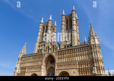 Vue sur l'élévation ouest de la cathédrale de Lincoln, Lincoln, Lincolnshire, Royaume-Uni. Banque D'Images