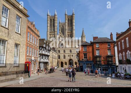 Vue sur Castle Hill vers la porte de l'Échiquier avec la cathédrale Lincoln derrière, Lincoln, Lincolnshire, Royaume-Uni. Banque D'Images