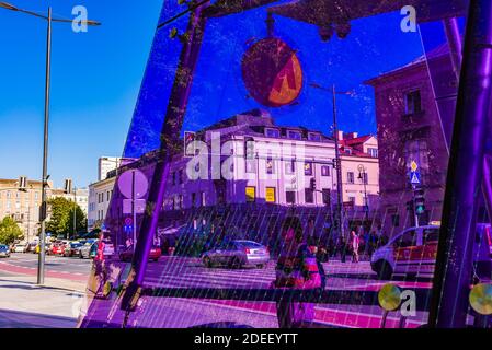 Toit en verre violet. Station de métro Nowy Swiat-Uniwersytet. Varsovie, Pologne, Europe. Banque D'Images