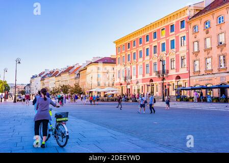 La rue animée et centrale de Krakowskie Przedmiescie, à côté de la place du château. Varsovie, Pologne, Europe Banque D'Images