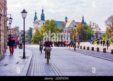 La bicyclette, un moyen de transport propre dans le centre historique. Cracovie, Comté de Cracovie, petite Pologne Voivodeship, Pologne, Europe Banque D'Images