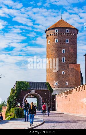 Porte du château royal de Wawel et de la tour Sandomierska Les trois tours d'artillerie du château de Wawel ont été construites pendant le règne De Casimir IV Jagi Banque D'Images