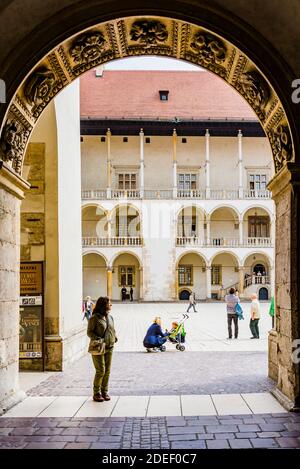 La cour Renaissance à arcades au centre du château royal de Wawel. Cracovie, Comté de Cracovie, petite Pologne Voivodeship, Pologne, Europe Banque D'Images