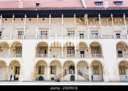 La cour Renaissance à arcades au centre du château royal de Wawel. Cracovie, Comté de Cracovie, petite Pologne Voivodeship, Pologne, Europe Banque D'Images