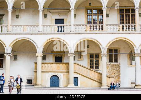 La cour Renaissance à arcades au centre du château royal de Wawel. Cracovie, Comté de Cracovie, petite Pologne Voivodeship, Pologne, Europe Banque D'Images