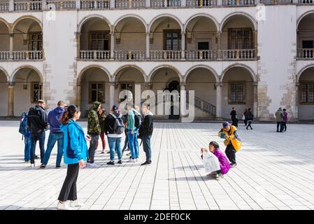 Touristes visitant la cour Renaissance à arcades au centre du château royal de Wawel. Cracovie, Comté de Cracovie, Lesse Pologne Voivodeship, Pologne, EUR Banque D'Images