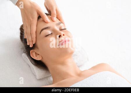 Belle femme caucasienne profitant d'un massage à l'acupression au spa moderne Banque D'Images