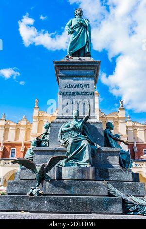 Le monument Adam Mickiewicz de Cracovie est l'un des monuments de bronze les plus connus de Pologne, et un lieu de rencontre préféré sur la place du marché principal dans le Banque D'Images