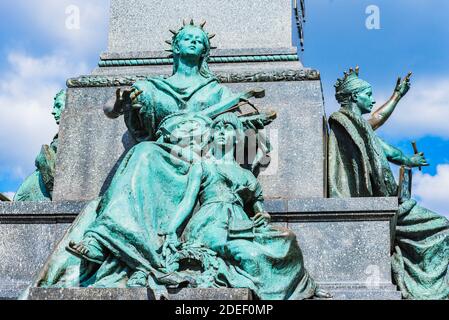 Muse de Poésie avec enfant, côté sud. Le monument Adam Mickiewicz de Cracovie est l'un des monuments de bronze les plus connus de Pologne, et une rencontre favorite Banque D'Images