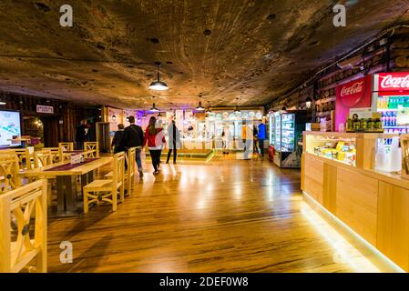 café-restaurant à l'intérieur de la mine de sel. La mine de sel de Wieliczka, située dans la ville de Wieliczka, dans le sud de la Pologne, se trouve dans la zone métropolitaine de Cracovie. Wielicz Banque D'Images