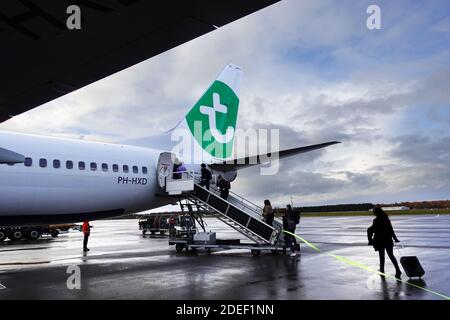 Les passagers embarquant un Boeing 737 Transavia à l'aéroport d'Eindhoven Banque D'Images