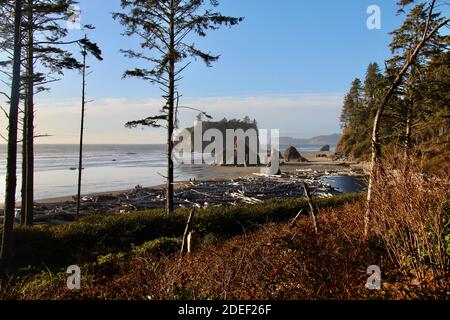 Coucher de soleil à Ruby Beach, la plus au nord des plages du sud dans la partie côtière du parc national olympique Banque D'Images