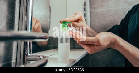 gros plan. homme pressant le distributeur avec du savon bactéricide. Banque D'Images