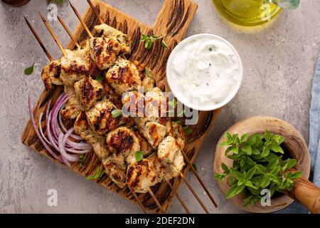 Poulet grec souvlaki avec tzatziki Banque D'Images