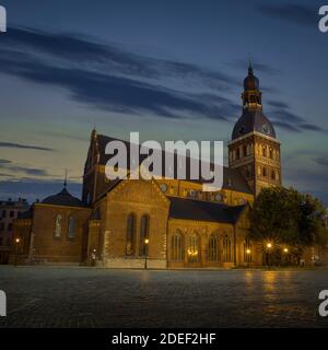 Cathédrale de Riga à la place de la cathédrale pendant la soirée heure bleue, les laukums Doma, Riga, Lettonie. Vue panoramique aérienne Banque D'Images
