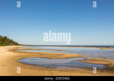 Mer Baltique au beau lever du soleil sur la plage de Lettonie. Banque D'Images