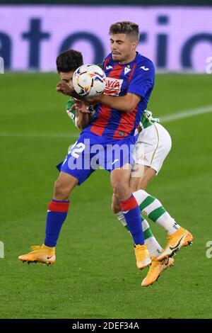 Séville, 30/11/2020. Primera Division Ligue espagnole. LaLiga. Stade Benito Villamarín. Real Betis - SD Eibar. Alex Moreno (Real Betis) et Alejandro Pozo (Eibar) pendant le match. Photographe: Juan José Úbeda/PROSHOTS. Crédit : Pro Shots/Alamy Live News Banque D'Images