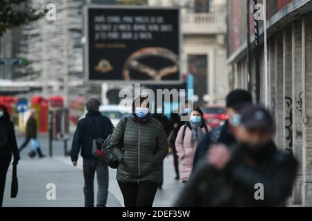 Bucarest, Roumanie - 24 novembre 2020: Personnes dans la rue, portant des masques de protection contre l'infection par le COVID-19, à Bucarest, Roumanie Banque D'Images