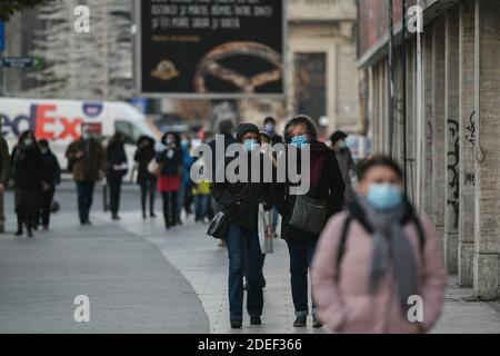 Bucarest, Roumanie - 24 novembre 2020: Personnes dans la rue, portant des masques de protection contre l'infection par le COVID-19, à Bucarest, Roumanie Banque D'Images