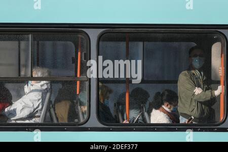 Bucarest, Roumanie - 24 novembre 2020: Personnes dans un bus, portant des masques de protection contre l'infection COVID-19, à Bucarest, Roumanie. Banque D'Images