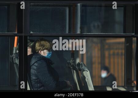 Bucarest, Roumanie - 24 novembre 2020: Personnes dans un bus, portant des masques de protection contre l'infection COVID-19, à Bucarest, Roumanie. Banque D'Images