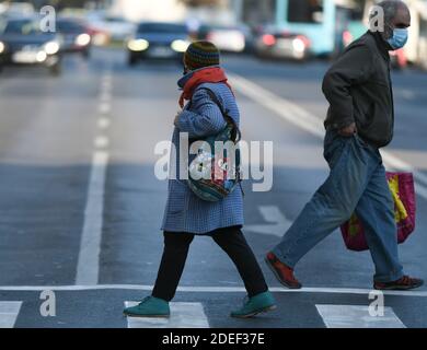 Bucarest, Roumanie - 24 novembre 2020: Personnes dans la rue, portant des masques de protection contre l'infection par le COVID-19, à Bucarest, Roumanie Banque D'Images