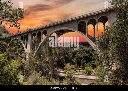 Vue sur le pont historique Colorado Blvd avec le ciel de coucher de soleil à Pasadena, Californie. Banque D'Images