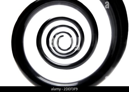 ressort hélicoïdal dans la spirale en acier noir du système de suspension de voiture pièces de rechange, fer objet de remplacement pièce à l'intérieur de la vue isolée sur fond blanc, nob Banque D'Images