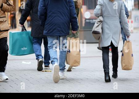 Hambourg, Allemagne. 28 novembre 2020. Les gens sont en mouvement avec des sacs de shopping tout en faisant du shopping dans le centre-ville de Hambourg. Crédit : Bodo Marks/dpa/Alay Live News Banque D'Images