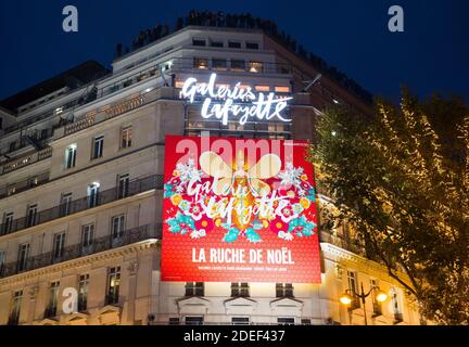 Galeries Lafayette, Paris, France. Belle photo du célèbre centre commercial français pendant les vacances de Noël. Paris de nuit. Banque D'Images