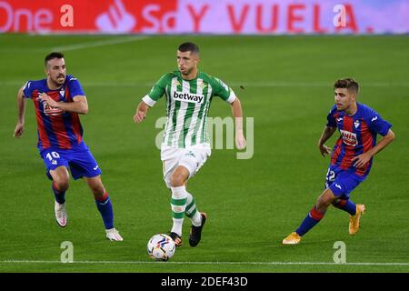 Séville, 30/11/2020. Primera Division Ligue espagnole. LaLiga. Stade Benito Villamarín. Real Betis - SD Eibar. Guido Rodriguez (Real Betis) et Edu Exposito et Alejandro Pozo (Eibar) pendant le match. Photographe: Juan José Úbeda/PROSHOTS. Crédit : Pro Shots/Alamy Live News Banque D'Images