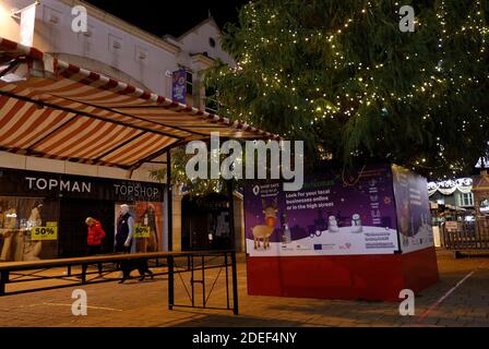 Loughborough, Leicestershire, Royaume-Uni. 30 novembre 2020. Les gens se promèchent devant un magasin Topman et Topshop après que le groupe Arcadia est entré dans l'administration mettant en danger 13,000 emplois. Credit Darren Staples/Alay Live News. Banque D'Images