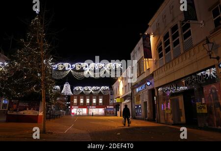 Loughborough, Leicestershire, Royaume-Uni. 30 novembre 2020. Un homme passe devant un magasin Topman et Topshop après que le groupe Arcadia est entré dans l'administration mettant en danger 13,000 emplois. Credit Darren Staples/Alay Live News. Banque D'Images