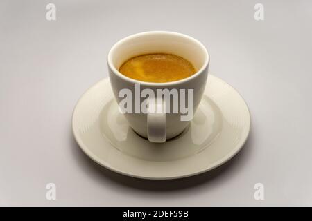 Espresso dans une tasse blanche sur fond blanc. Vue latérale Banque D'Images