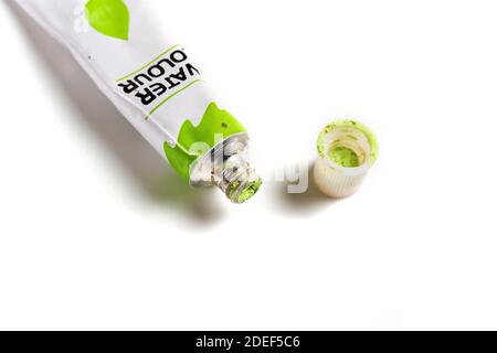 Peinture à l'aquarelle verte séchée dans un tube isolé sur blanc arrière-plan Banque D'Images