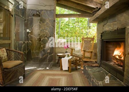 Salle de bains extérieure avec cheminée Banque D'Images