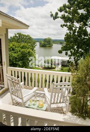 Chaises à bascule avec vue sur le lac Hamilton Banque D'Images